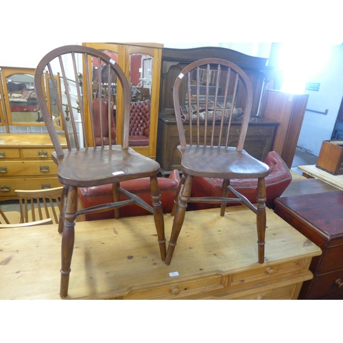 178 - A pair of elm and beech Windsor kitchen chairs