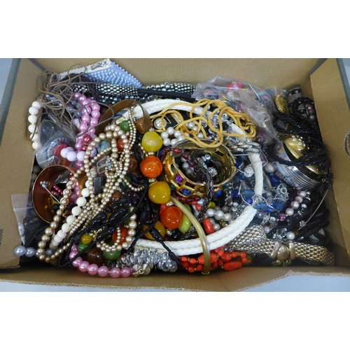 639 - Costume jewellery