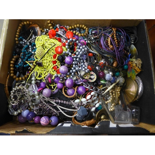 672 - Costume jewellery