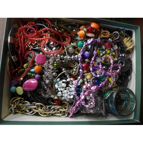 684 - Costume jewellery