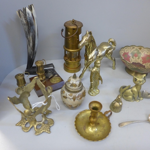 690 - A collection of brassware