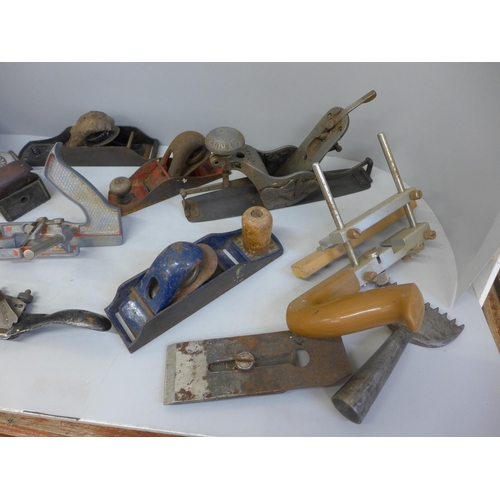 702 - A collection of woodworking planes including Norris