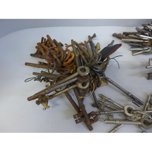 708 - A large collection of keys including clock keys