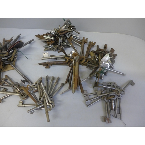 708 - A large collection of keys including clock keys