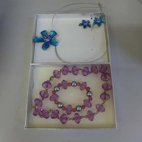 711 - Costume jewellery with semi-precious stones