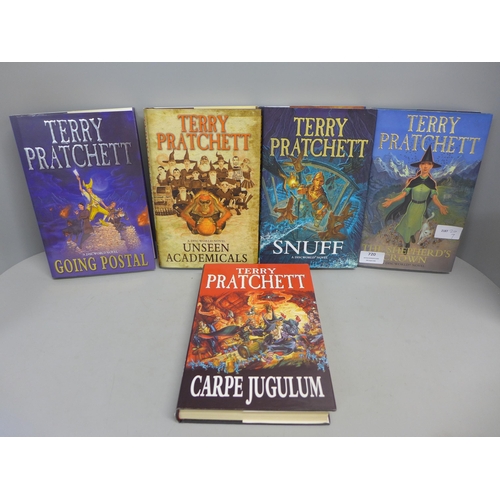 720 - Five hardback first edition Discworld novels by Terry Pratchett; Carpe Jugulum, Going Postal, Unseen... 