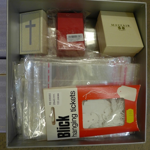 735 - A collection of approximately 40 assorted jewellery boxes and packaging