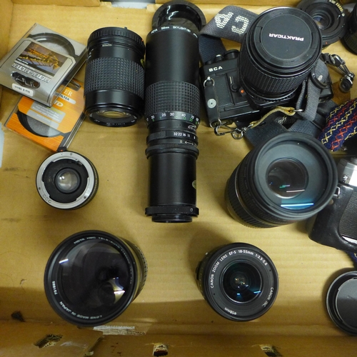 748 - A collection of cameras and camera equipment, lenses, etc.