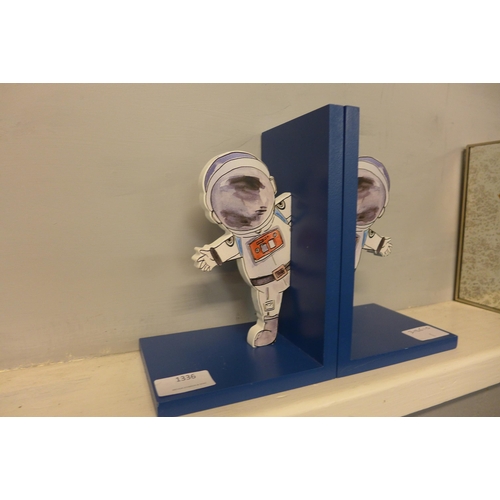 1318 - A pair of astronaut bookends