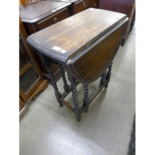 141 - A small oak barleytwist gateleg table