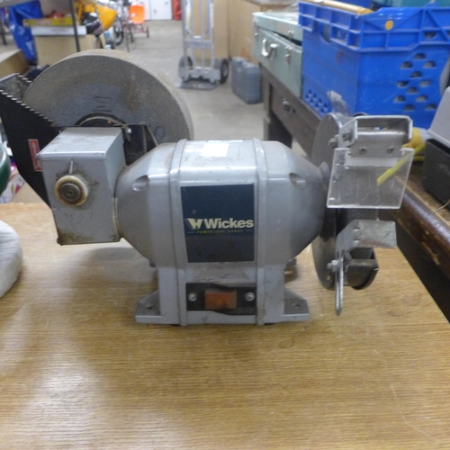 2040 - A Wickes whet stone grinder and a Pro-user car buffer/polisher