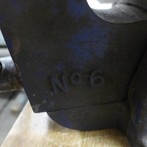 2058 - A No.6 bench vice