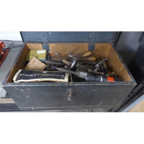 2091 - A carpenter's tool box with approx. 80 vintage tools