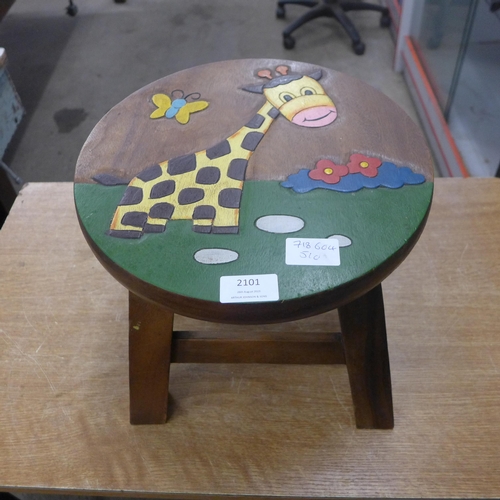 2101 - A mini wooden child's seat with a giraffe