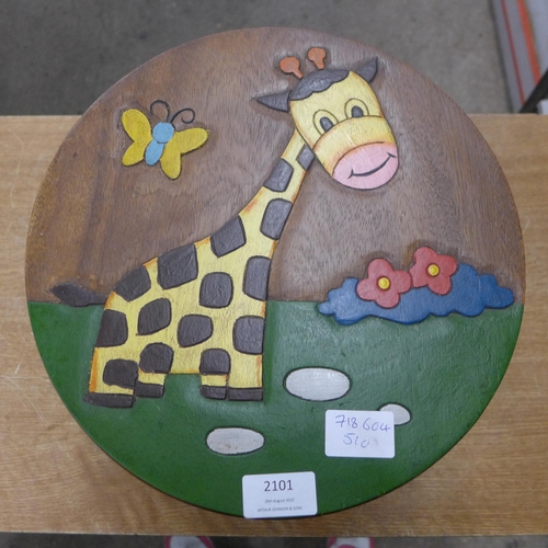 2101 - A mini wooden child's seat with a giraffe