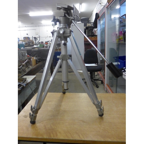 2103 - A Velbon video tripod (sx-621)