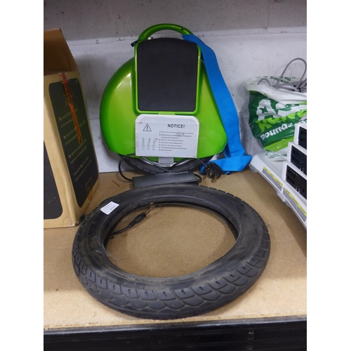 2120 - A self-balancing mono wheel with spare tyre and charger