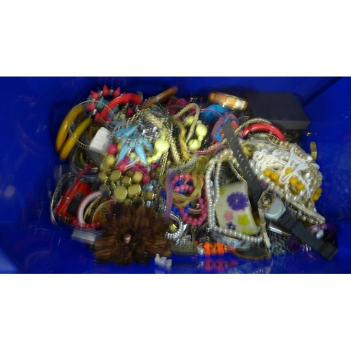 2139 - A box of costume jewellery