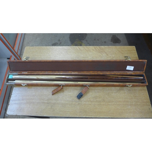 2162 - A Rapier snooker cue, cased