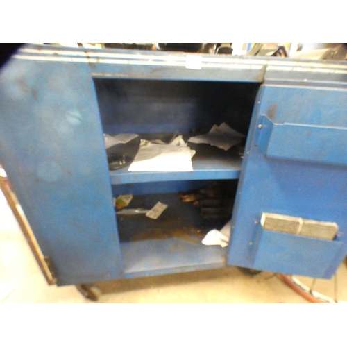 2216 - A mobile metal tool trolley * this lot is subject to VAT