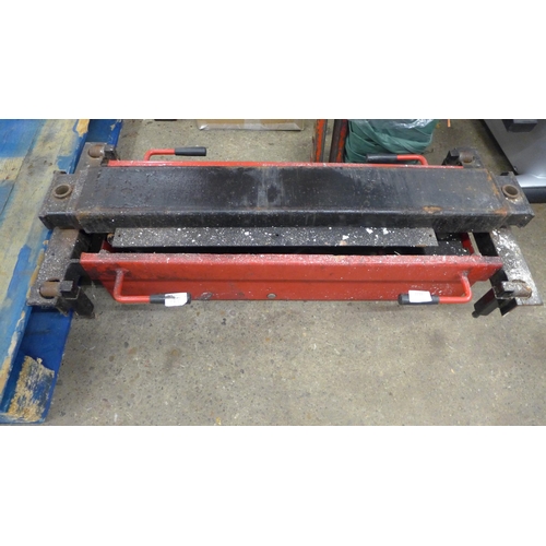 2218 - A heavy duty bar jack - max weight 2 tonnes * this lot is subject to VAT