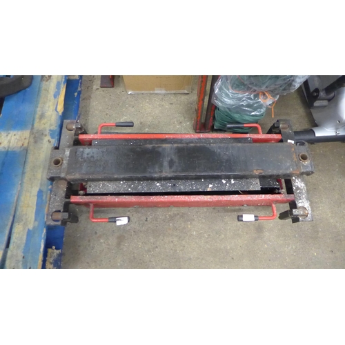 2218 - A heavy duty bar jack - max weight 2 tonnes * this lot is subject to VAT