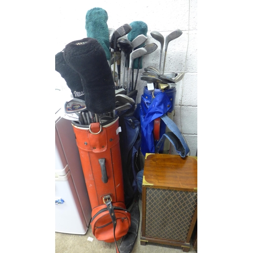 2223 - 3 golf bags with clubs