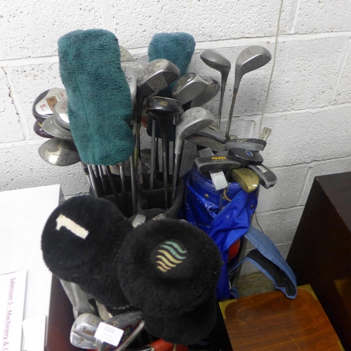 2223 - 3 golf bags with clubs