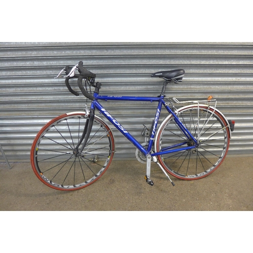 2252 - A Tifosi alloy framed racer bike with carbon fibre forks, Mavic wheels and Michelin tyres, recently ... 