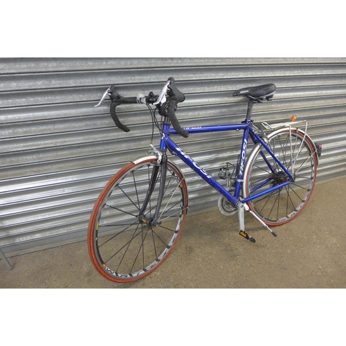 2252 - A Tifosi alloy framed racer bike with carbon fibre forks, Mavic wheels and Michelin tyres, recently ... 