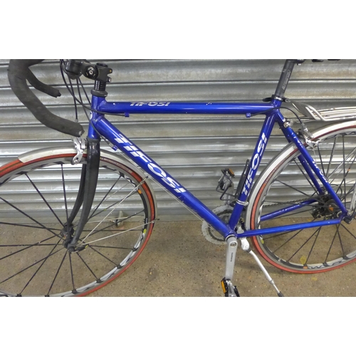 2252 - A Tifosi alloy framed racer bike with carbon fibre forks, Mavic wheels and Michelin tyres, recently ... 