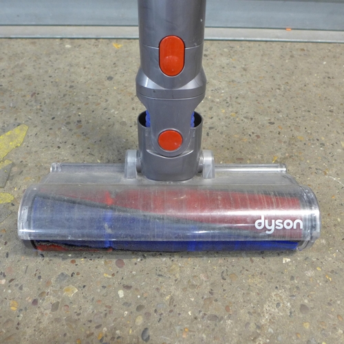 2254 - A Dyson V7 Total Clean with attachments