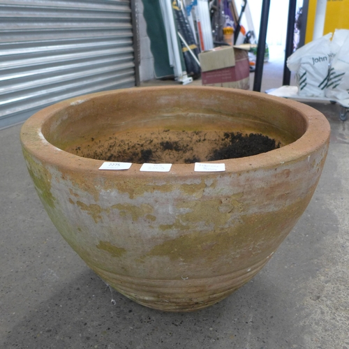 2275 - A large terracotta planter