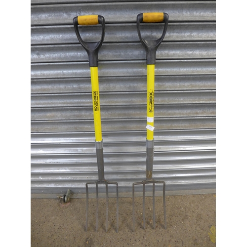 2282 - 2 Roughneck forks