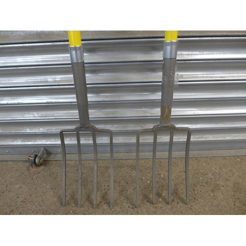 2282 - 2 Roughneck forks