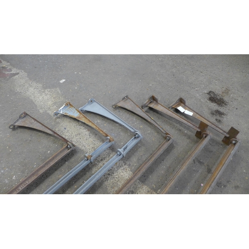 2297 - Six cast iron Belfast sink brackets/arms