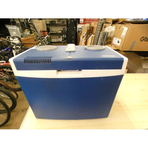 2458 - A car 12 volt cooler/heater in a box, inc a 240 volt adapter