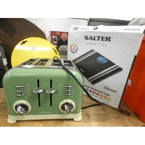 2469 - A 4-slice toaster and Salter scales