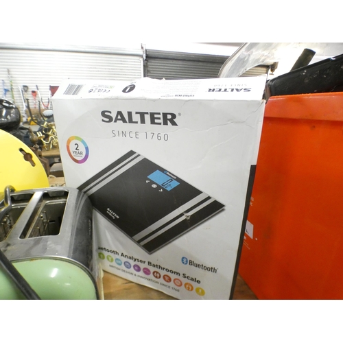 2469 - A 4-slice toaster and Salter scales