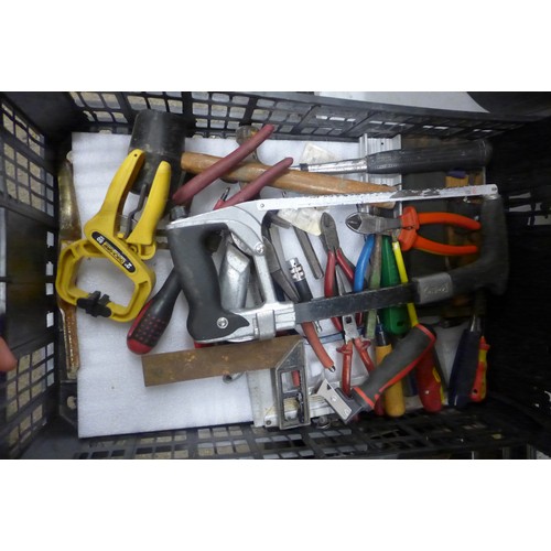 2099 - A tray of various tools including screwdrivers, pliers, rubber mallet, hacksaw etc.