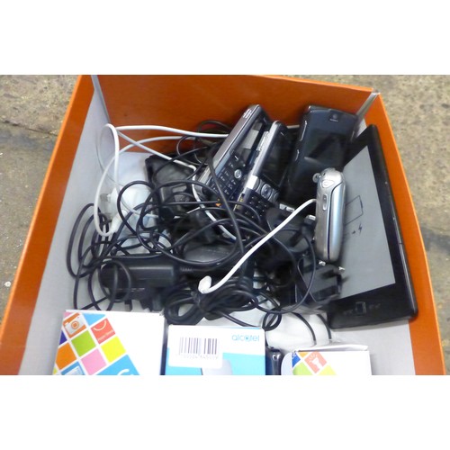 2156 - A box of retro mobile phones including Samsung, Motorola, Nokia, Sony Ericsson etc