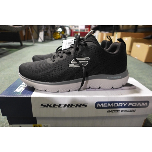 3016 - Men's black Skechers trainers - UK size 7 * this lot is subject to VAT