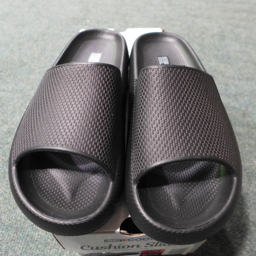 3034 - 32°C Cool Cushion Slide Black Flip Flops - size: M * this lot is subject to VAT