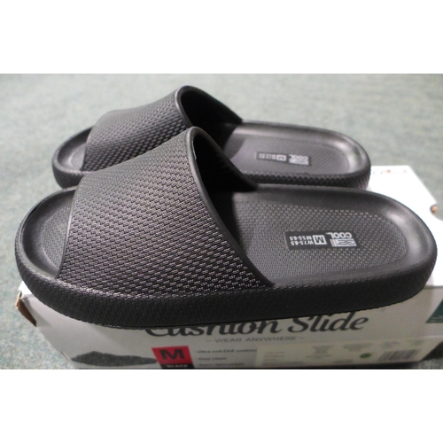 3034 - 32°C Cool Cushion Slide Black Flip Flops - size: M * this lot is subject to VAT