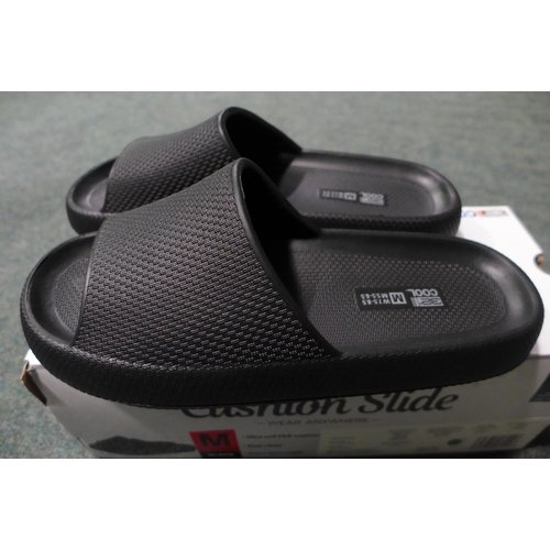 3035 - 32°C Cool Cushion Slide Black Flip Flops - size: M * this lot is subject to VAT