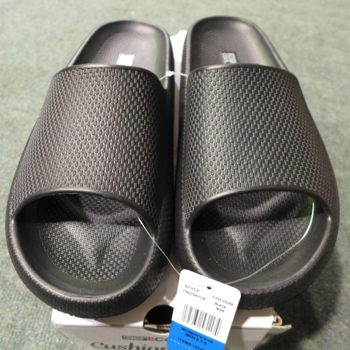 3036 - 32°C Cool Cushion Slide Black Flip Flops - size: L * this lot is subject to VAT