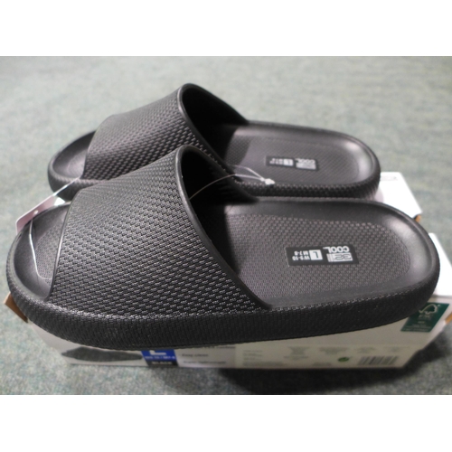 3036 - 32°C Cool Cushion Slide Black Flip Flops - size: L * this lot is subject to VAT