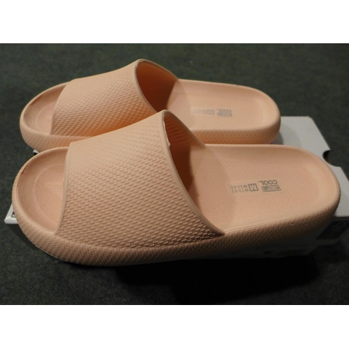 3037 - 32°C Cool Cushion Slide Coral Flip Flops - size: M * this lot is subject to VAT