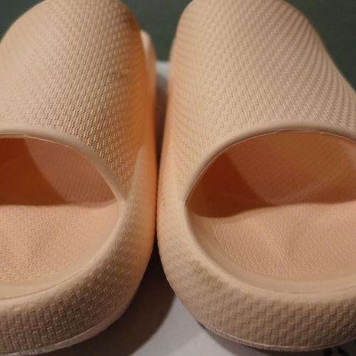 3038 - 32°C Cool Cushion Slide Coral Flip Flops - size: M * this lot is subject to VAT