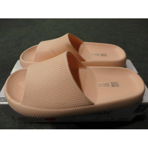 3038 - 32°C Cool Cushion Slide Coral Flip Flops - size: M * this lot is subject to VAT